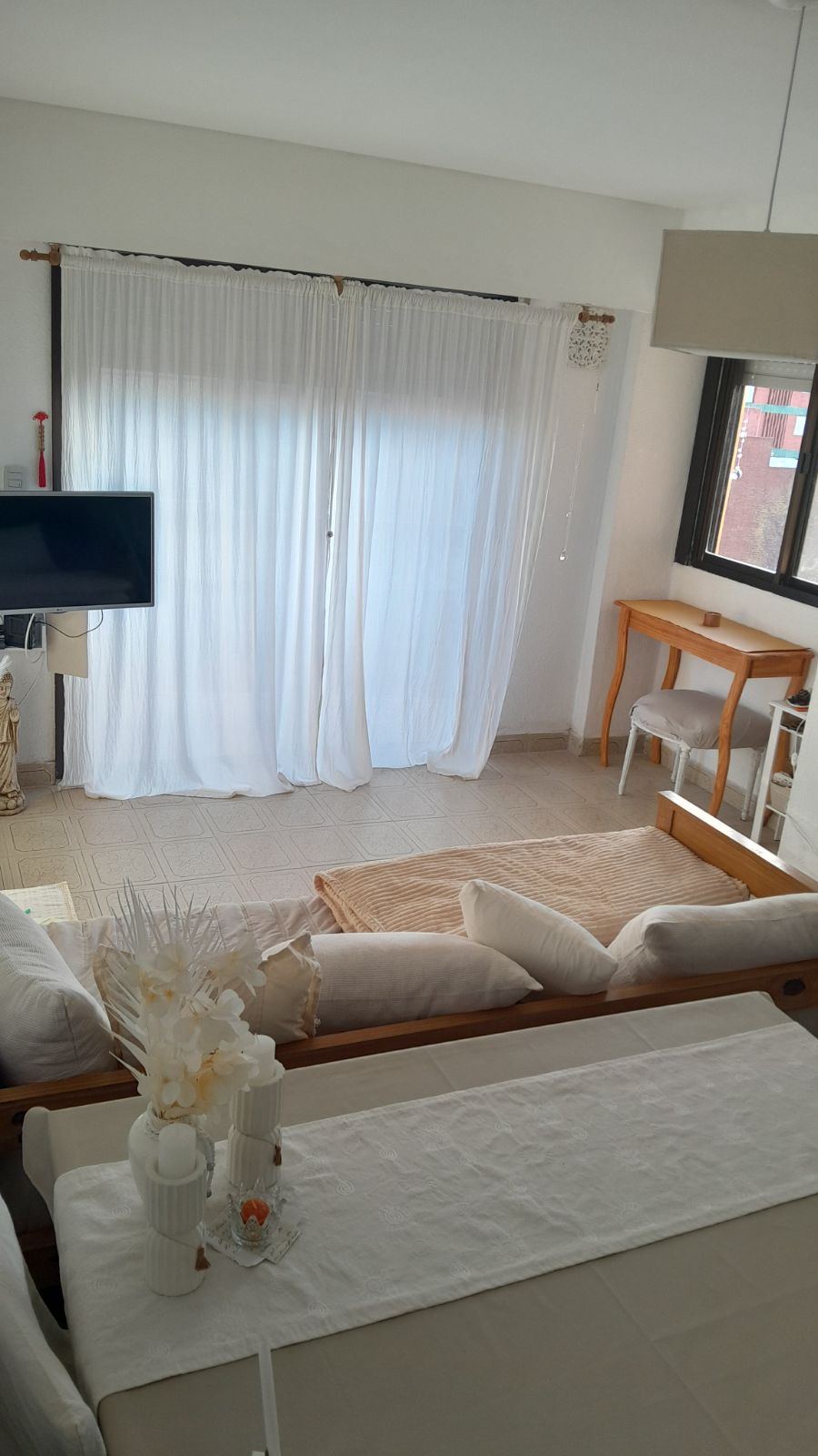 Amplio living con vista al mar